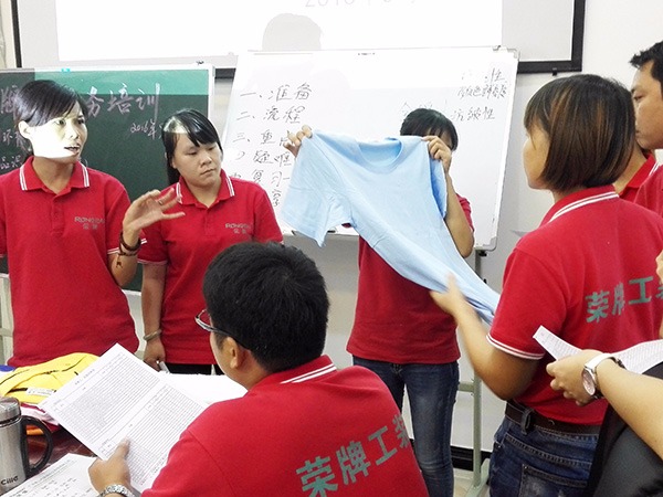 小勐拉99厅员工培训现场